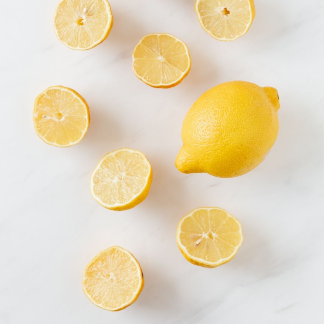 Zitronen auf weißem Untergrund