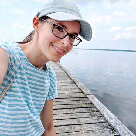 Bloggerin Lisa Albrecht steht am Meer auf einem Steg