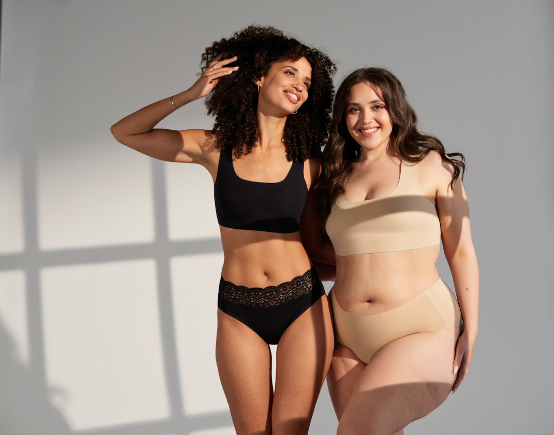 Frauen tragen Periodenunterwäsche