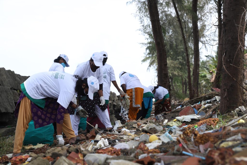 Die Umweltinitiative Green Worms sammelt Müll in der Nähe eines Strandes