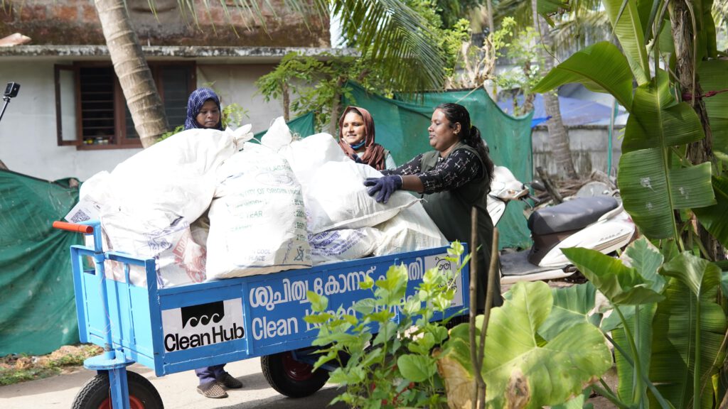Frauen, die gesammelten Müll wegtransportierten